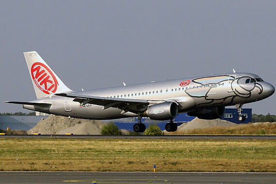 Airbus A 320 von FlyNiki bei der Landung am Flughafen Wien - Foto: Austrian Wings Media Crew