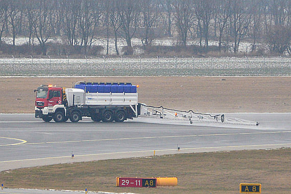 Winterdienst Enteisungsfahrzeug Symbolbild Sujetbild Foto PA Austrian Wings Media Crew