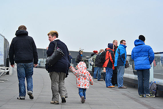 Besucherdeck Besucherterrasse Gäste Besucher Kinder_4 Foto PA Austrian Wings Media Crew