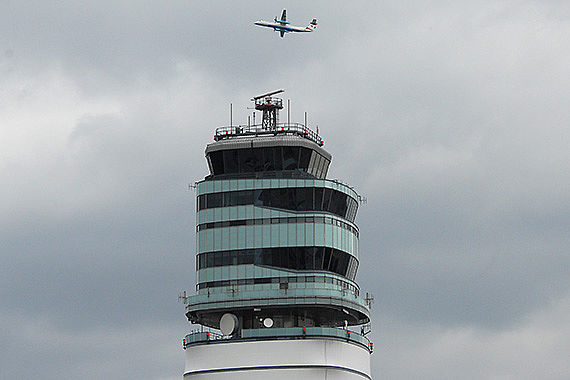 Flughafen Wien Tower KOntrollturm Verkehr Start Bombardier Q400 Symbolbild Sujetbild Verkehr Foto PA Austrian Wings Media Crew