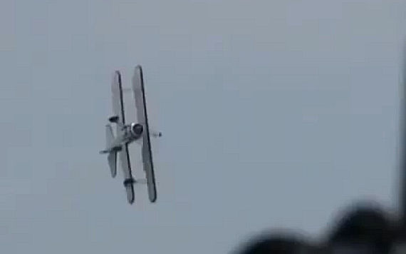 Jane Wicker Flugzeugabsturz Wingwalker USA - Screenshot YouTube