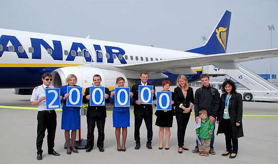 Tobias E. bei seiner "Jubiläumslandung" in Leipzig-Halle, zusammen mit Ryanair Marketing-Leiterin Skornicka (3. v. r.) - Foto: Flughafen Leipzig-Halle