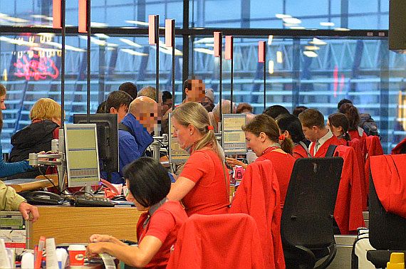 AUA Austrian Airlines Passagiere Check-In Personal_2 Symbolbild Sujetbild Foto PA Austrian Wings Media Crew