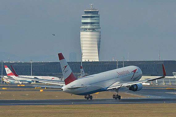 AUA Austrian Airlines Boeing 767-300ER OE-LAT Start Tower Flughafen Wien im Hintergrund Foto PA Austrian Wings Media Crew