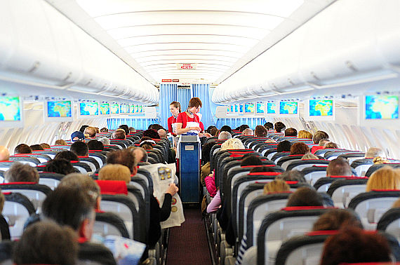 AUA Austrian Airlines Passagiere Kabine Sitze Flugbegleiter Bordservice Symbolbild Sujetbild Foto PA Austrian Wings Media Crew