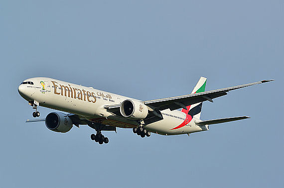 Emirates Boeing 777-300ER mit Fifa Brasil Sticker A6-EBJ Foto PA Austrian Wings Media Crew