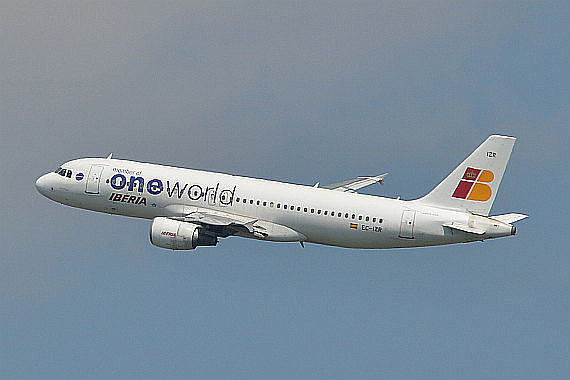 Iberia Oneworld Airbus A320 EC-IZR Foto Huber Austrian Wings Media Crew_2
