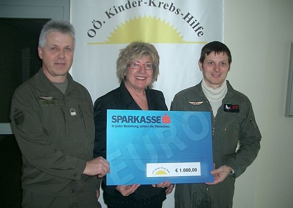 Die Obfrau der OÖ Kinderkrebshilfe Frau Agnes Stark Oberleutnant Michael Radler und Vzlt Erwin Platzer - Foto: Bundesheer / Simader