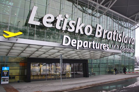 Eingang des Terminals am Flughafen Bratislava - Foto: Christian Zeilinger
