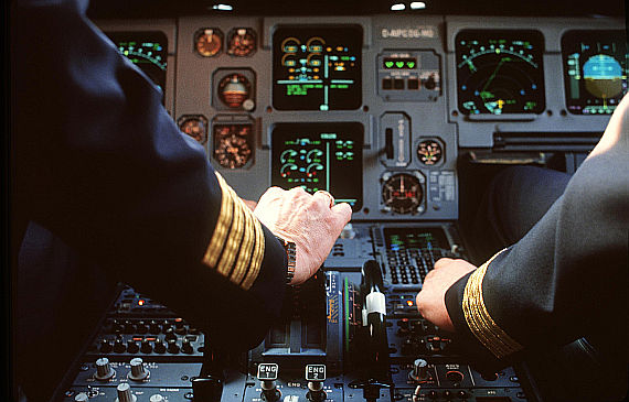 Piloten bei der Arbeit im Cockpit - Foto: Lufthansa
