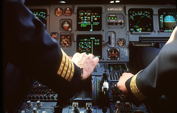 Piloten bei der Arbeit im Cockpit - Foto: Lufthansa