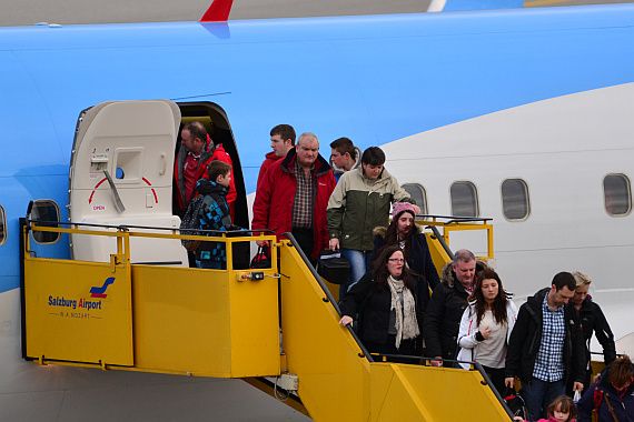 Flughafen Salzburg Salzburg Airport Passagiere Symbolbild Sujetbild Foto PA Austrian Wings Media Crew