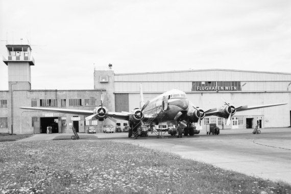 Titelbild 60 Jahre Flughafen Wien alter Tower AAM Archiv