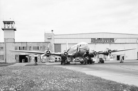 Titelbild 60 Jahre Flughafen Wien alter Tower AAM Archiv
