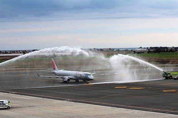 NIKI Embraer Wasserfontänen Erstflug Larnaca Foto NIKI