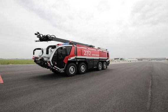 Flughafenfeuerwehr Bremen Löschfahrzeug Panther Foto Bremen Airport