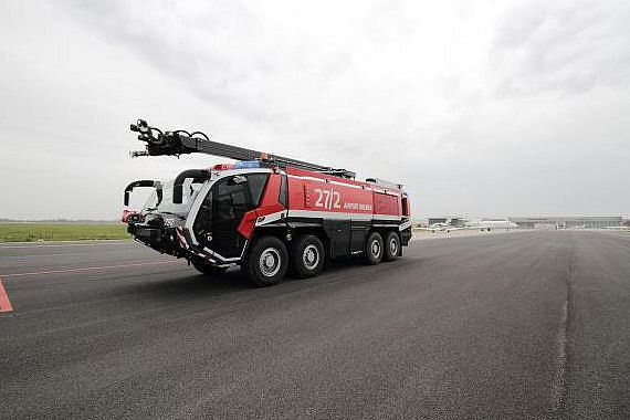 Flughafenfeuerwehr Bremen Löschfahrzeug Panther Foto Bremen Airport