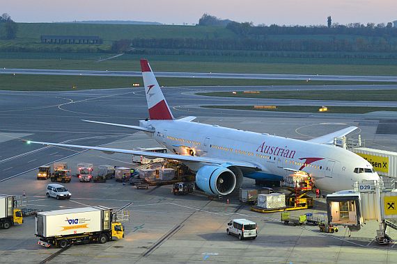 AUA Austrian Airlines Boeing 777-200 OE-LPA in der Abenddämmerung am Gate_2 Foto PA Austrian Wings Media Crew