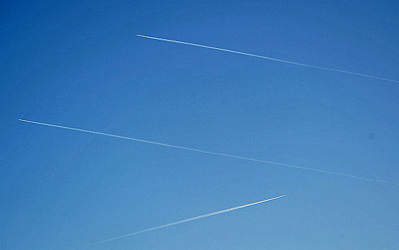 Kondensstreifen Flugverkehr Verkehrsflugzeuge Luftverkehr Symbolbild Sujetbild Foto: PA / Austrian Wings Media Crew
