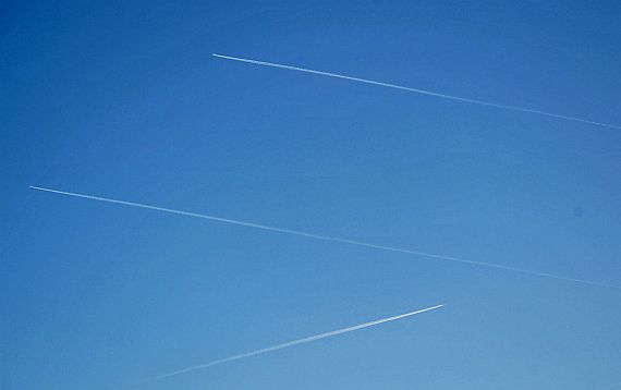 Kondensstreifen Flugverkehr Verkehrsflugzeuge Luftverkehr Symbolbild Sujetbild Foto: PA / Austrian Wings Media Crew