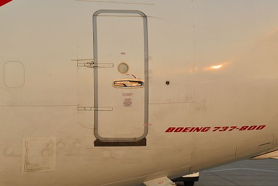 Türe Flugzeugtüre Boeing 737-800 Schriftzug Symbolbild Sujetbild Foto PA Austrian Wings Media Crew