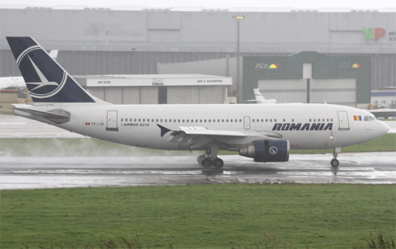 Seit November fliegt der ehemalige Tarom A310-300, YR-LCB, mit Romania Titeln für die rumänische Regierung; unser Mitarbeiter Franz Lackner fotografierte ihn beim NATO-Gipfel in Lissabon (19. und 20. November 2010) - Foto: Franz Lackner / Austrian Wings