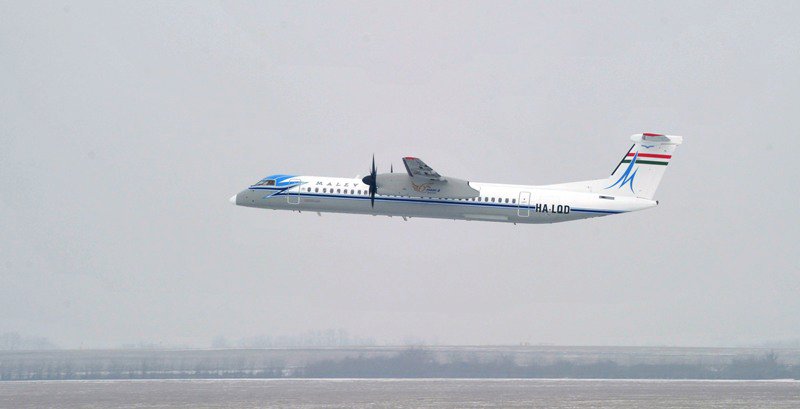 Bombardier Q400 von Malév in Retrofarben der 60er Jahre