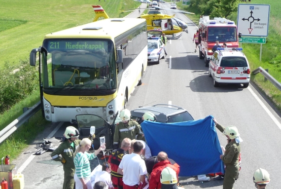 c10_unfallmopedauto_postbus_Credt_oeamtc