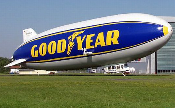 Der Zeppelin NT vor der Zeppelin Werft im Sommer 2010. Goodyear war exklusiver Werbepartner während der Charter-Tour durch die Benelux-Staaten. Foto: ZLT