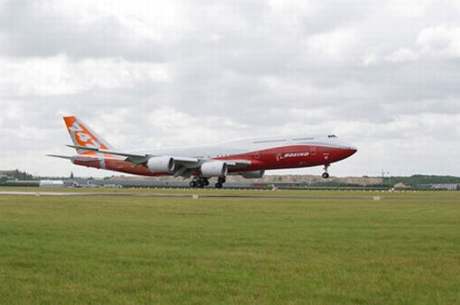 Die 747-8I bei der Landung in Le Bourget - Foto: Boeing