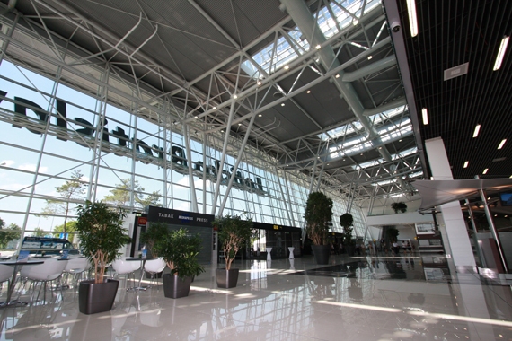 Flughafen Pressburg Bratislava Terminal+innen+2