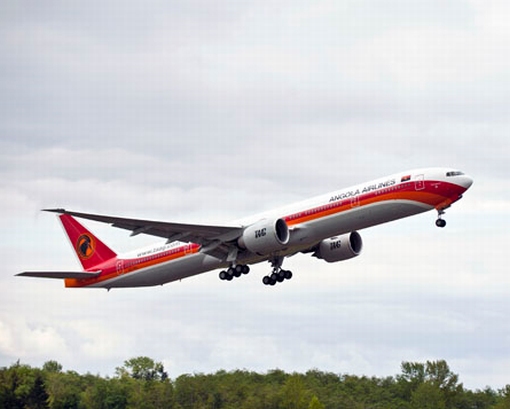 Eine der beiden 777-300ER von TAAG beim Start - Foto: Boeing