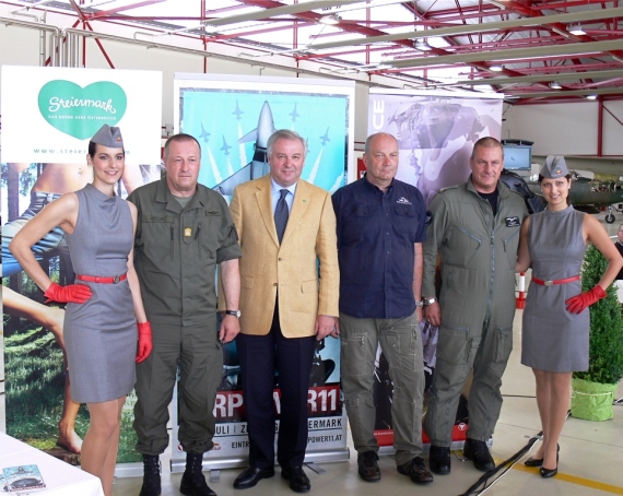 Von links nach rechts:  "Flying-Bulls Air Hostess", Genlt. Günter Höfler, LHStv. Hermann Schützenhöfer, Stmk., Sigi "Blacky" Schwarz, Heli-Boss Flying-Bulls sowie Obstlt. Bernd Piff, Organisator, und eine weitere Air Hostess der Flying Bulls