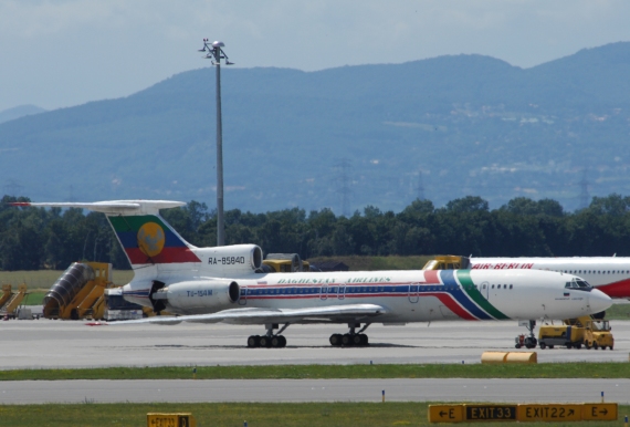 Die TU-154 vom Spotterhügel aus aufgenommen; sofern sich die Maschine morgen Früh noch in Wien befindet, bietet sich diese Position in der Früh aufgrund der Lichtverhältnisse (und des fehlenden Hitzeflimmerns) für ein Foto an - Foto: P. Radosta / Aus