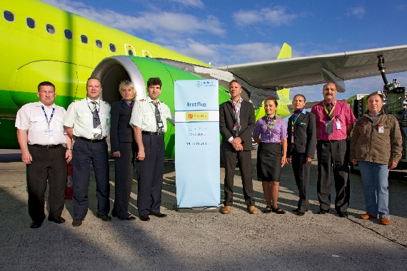 Crew des Erstflugs der russischen S7 Airlines Berlin-Tegel - Nowosibirsk. Rechts vom Roll-Up: Andreas Ley, Airline Marketing der Berliner Flughäfen, ganz rechts im Bild Garri Ostrovski, PUL Express und Repräsentant S7 Airlines - Foto: Jürgen Heinrich