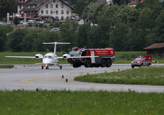 Die Piaggio P-180 konnte die Piste selbsttätig verlassen und zur Parkposition rollen - Foto: Simon Mathoi