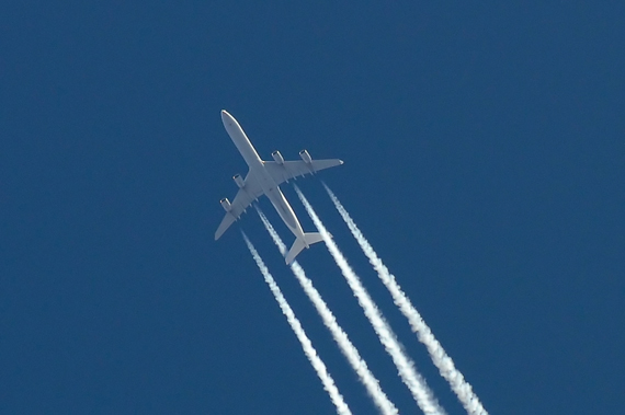 Verkehrsflugzeug Symbolbild Jet Kondensstreifen Airbus A340-600 im Reiseflug - CJ / Foto: Austrian Wings Media Crew