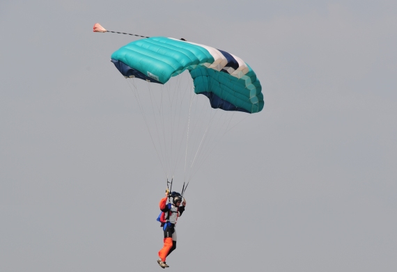 Fallschirmspringer mit korrekt geöffnetem Schirm (Symbolbild) - Foto: P. Radosta / Austrian Wings