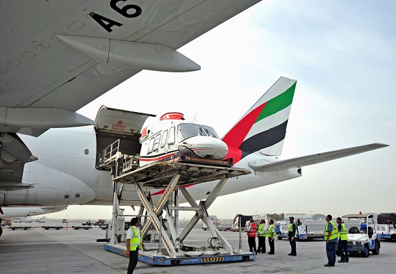 Emirates SkyCargo transportiert Helikopter (2)