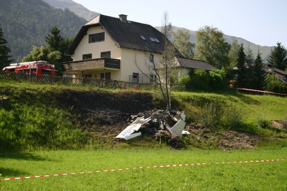 Die Maschine stürzte etwa 150 Meter von einem Wohnhaus entfernt ab - Foto: Franz Neumayr