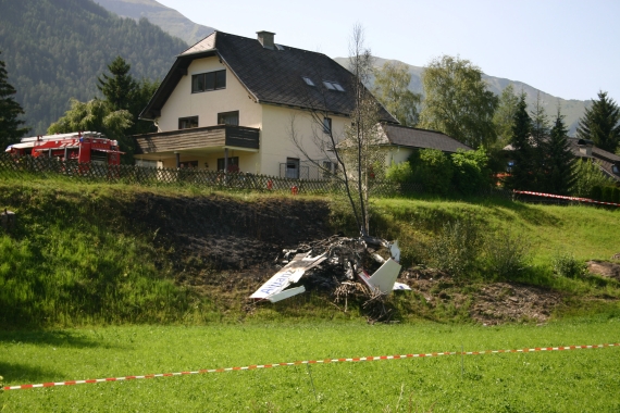 Die Maschine stürzte etwa 150 Meter von einem Wohnhaus entfernt ab - Foto: Franz Neumayr Die Maschine stürzte etwa 150 Meter von einem Wohnhaus entfernt ab - Foto: Franz Neumayr