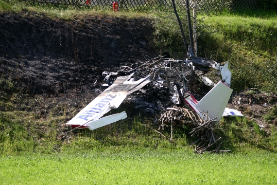 Das Flugzeug brannte nach dem Absturz völlig aus - Foto: Franz Neumayr