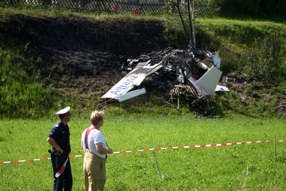 Die Einsatzkräfte konnten die beiden Insassen nicht mehr retten - Foto: Franz Neumayr Die Einsatzkräfte konnten die beiden Insassen nicht mehr retten - Foto: Franz Neumayr