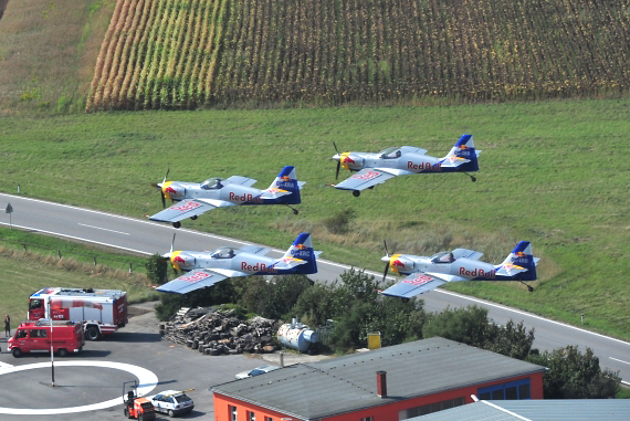Internationale Kunstflugrößen wie das Flying Bulls Aerobaticteam aus der Tschechischen Republik zeigen ihr Können - Foto: P. Radosta / Austrian Wings