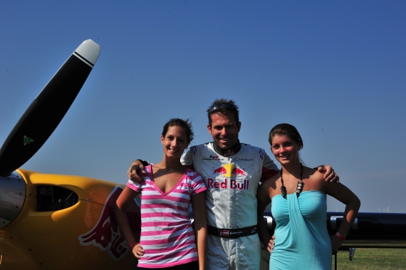 Kunstflugas Hannes Arch mit zwei hübschen jungen Damen - Foto: P. Radosta / Austrian Wings