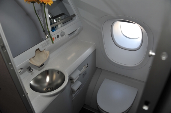 An Bord des A380 verfügen sogar einige Toiletten über ein Fenster