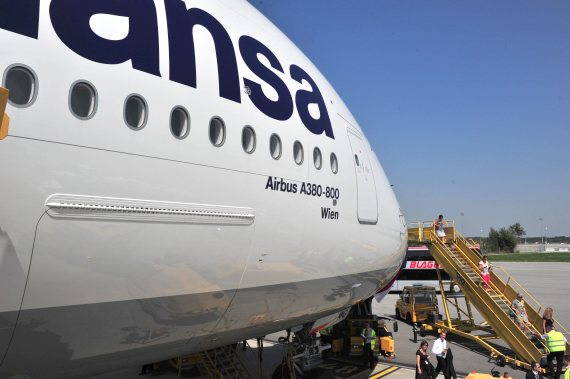 In Singapur von einer Fluggastbrücke gerammt: A380 "Wien" - Foto: Austrian Wings Media Crew