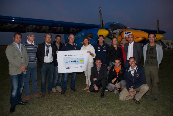 Obmann Günter Freyer (mitte) übergibt gemeinsam mit den Skydivern des Paraclubs den Spendenscheck an Andrea Prantl von der St. Anna Kinderkrebsforschung - Foto: Charly Woytech / Paraclub