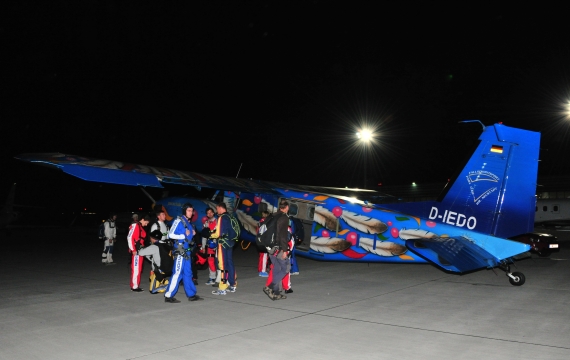 Die Fallschirmspringer machen sich zum Einsteigen bereit - Foto: Austrian Wings Media Crew