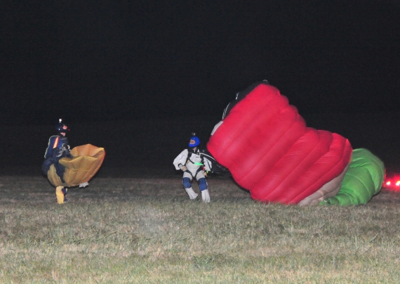 Bei aufkommendem Wind und Dunkelheit war die Landung eine besondere Herausforderung, die von den meisten Springern hervorragend gemeistert wurde - Foto: Austrian Wings Media Crew Bei aufkommendem Wind und Dunkelheit war die Landung eine besondere Herausforderung, die von den meisten Springern hervorragend gemeistert wurde - Foto: Austrian Wings Media Crew